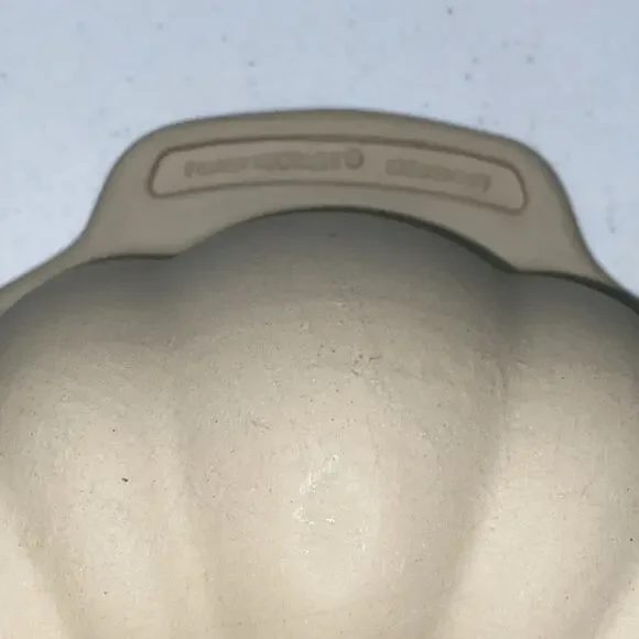 Pampered Chef Family Heritage Fluted Bundt Cake Stoneware Pan Full Size 10" USA - Picture 4 of 9